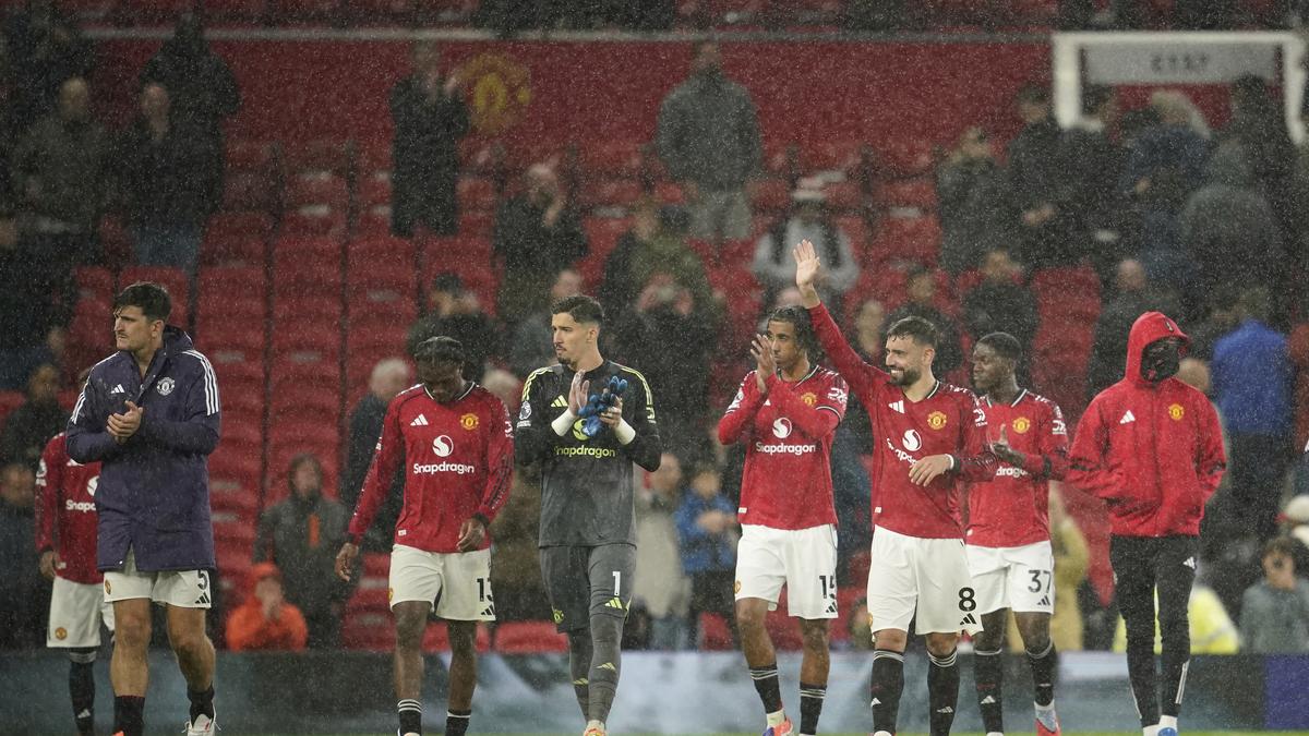 Man United wins chaotic match against Chelsea and Liverpool remains perfect