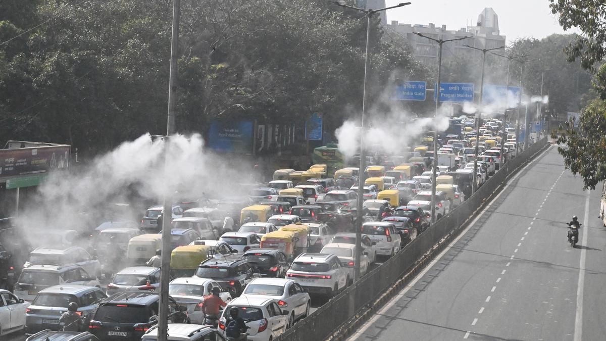 Air quality 'moderate' in Delhi; minimum temperature at 14.2 degrees