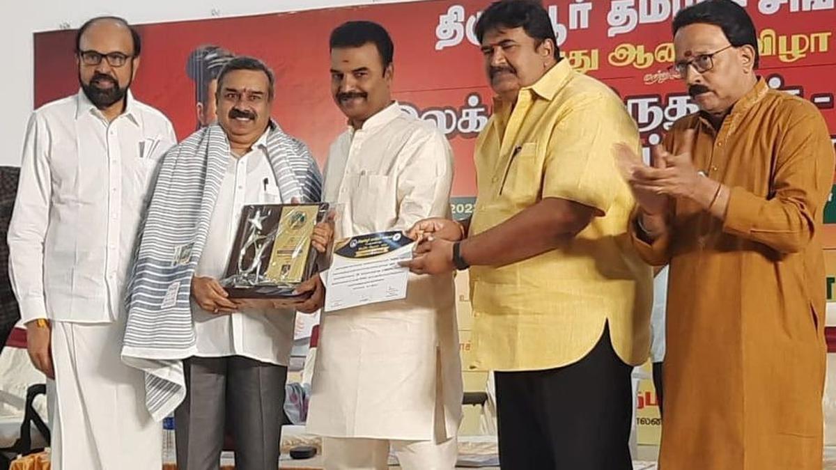 Tirupur Tamil Sangam honours Madurai-based writer - The Hindu