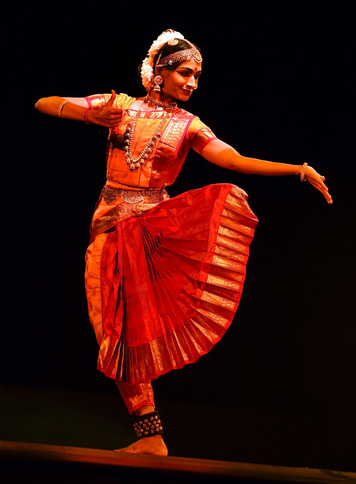 Medha Hari’s dance perfomance themed on Thiruvannamalai Deepam, during Natyarangam 2022. 