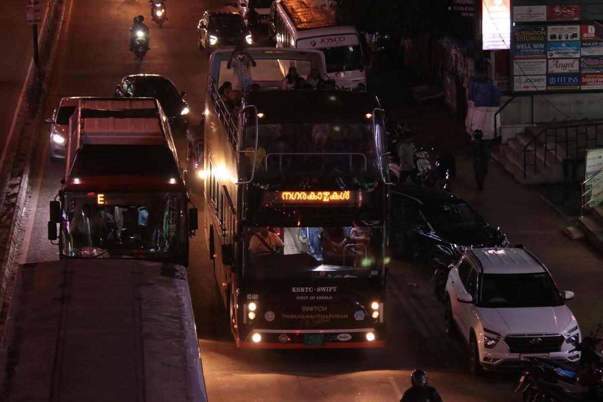 KSRTC ஸ்விஃப்ட்டின் நகர சவாரி - நகரகழ்கால் திறந்த மேல் டபுள் டெக்கரில் பயணிகளை திருவனந்தபுரம் நகரத்தின் வழியாக பார்வைக்கு அழைத்துச் செல்கிறது.