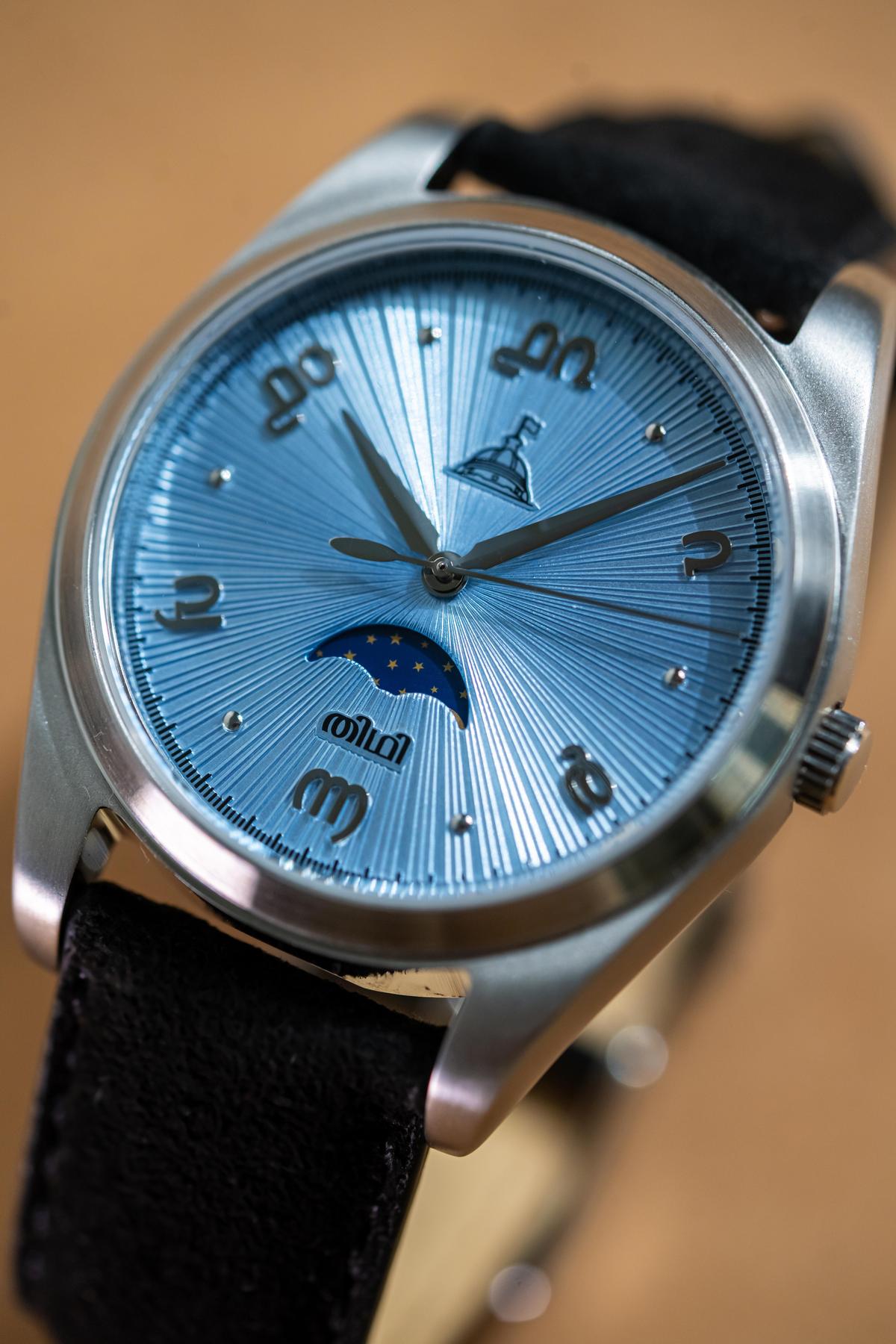 मलयालम लिपि वाला नीला डायल