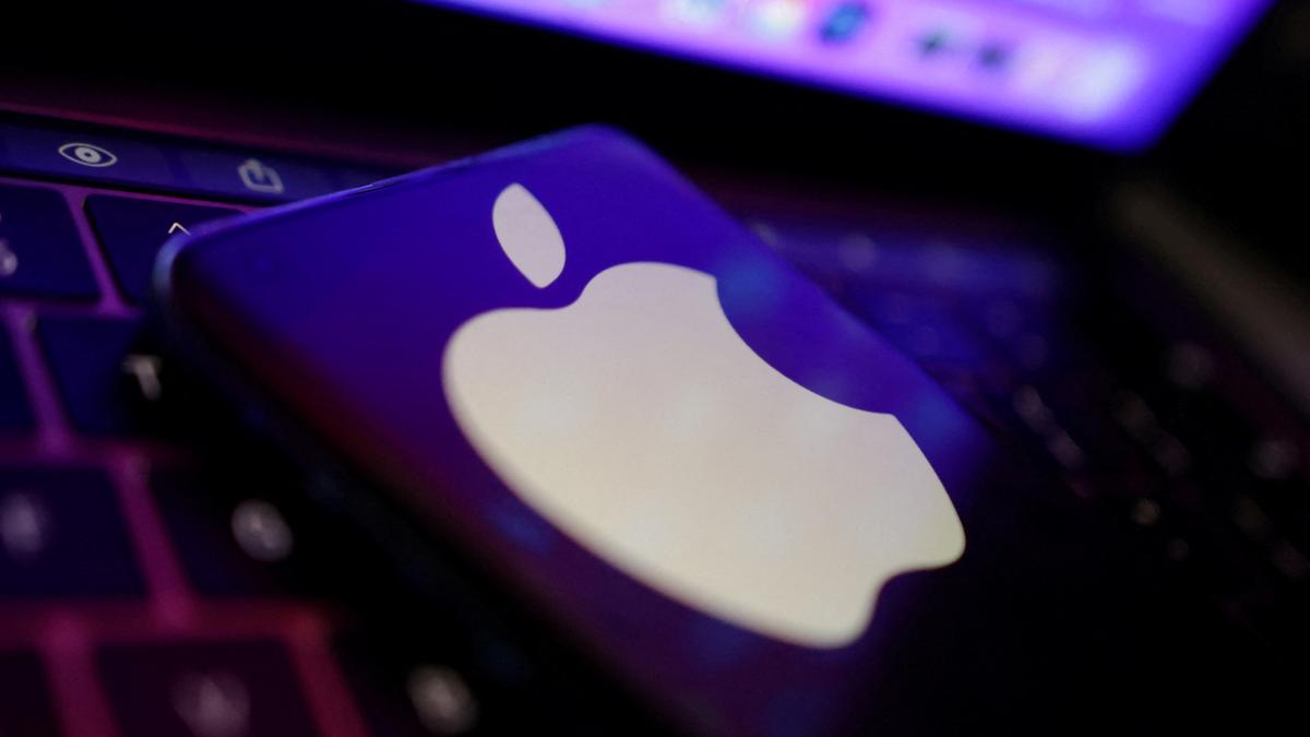 Today’s top tech news: Apple’s labour challenges; Russian trolls target U.S. elections; Microsoft’s AI users in India