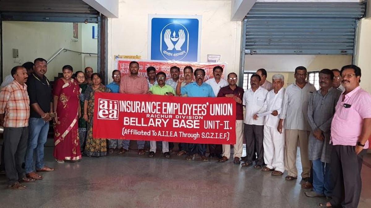 LIC employees in Ballari stage walk out demanding recruitment