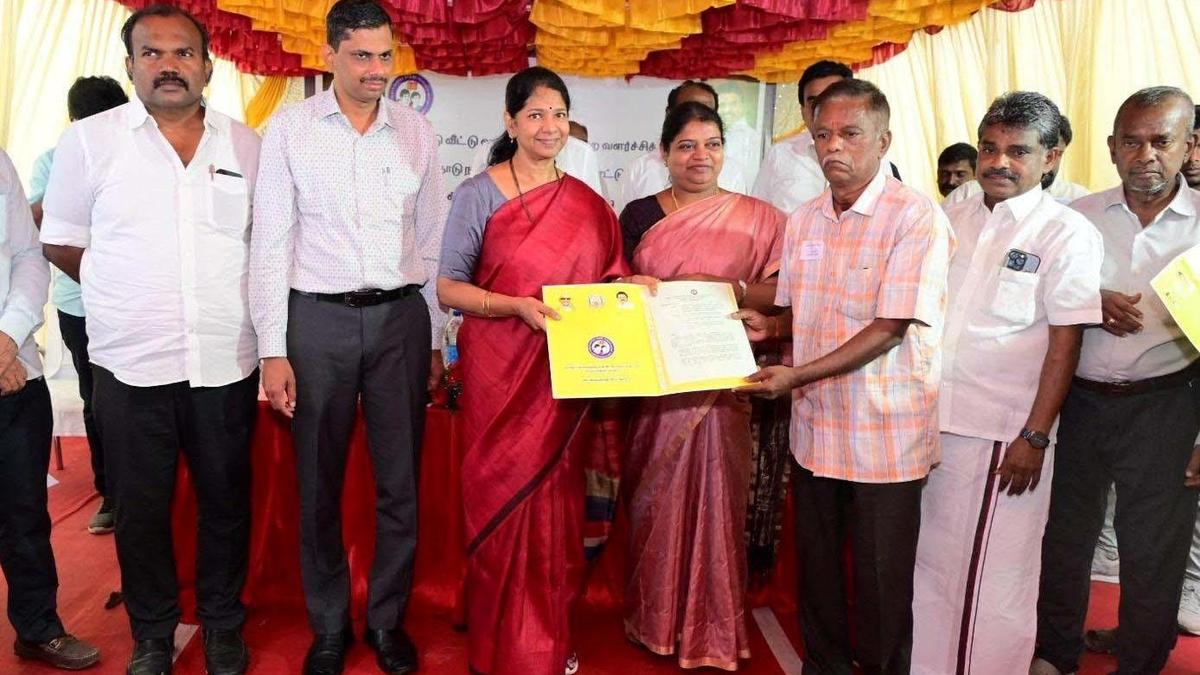 Kanimozhi inaugurates TNUHDB apartments at Ayyanadaippu village in Thoothukudi