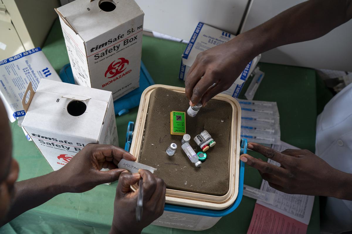 مقامات بهداشتی آماده می‌شوند تا ساکنان روستای میگوی مالاوی را در روز سه‌شنبه، 10 دسامبر 2019 واکسینه کنند، جایی که کودکان خردسال به آزمایش اولین واکسن در جهان علیه مالاریا تبدیل می‌شوند.  تصویر فقط برای مقاصد نمایشی.