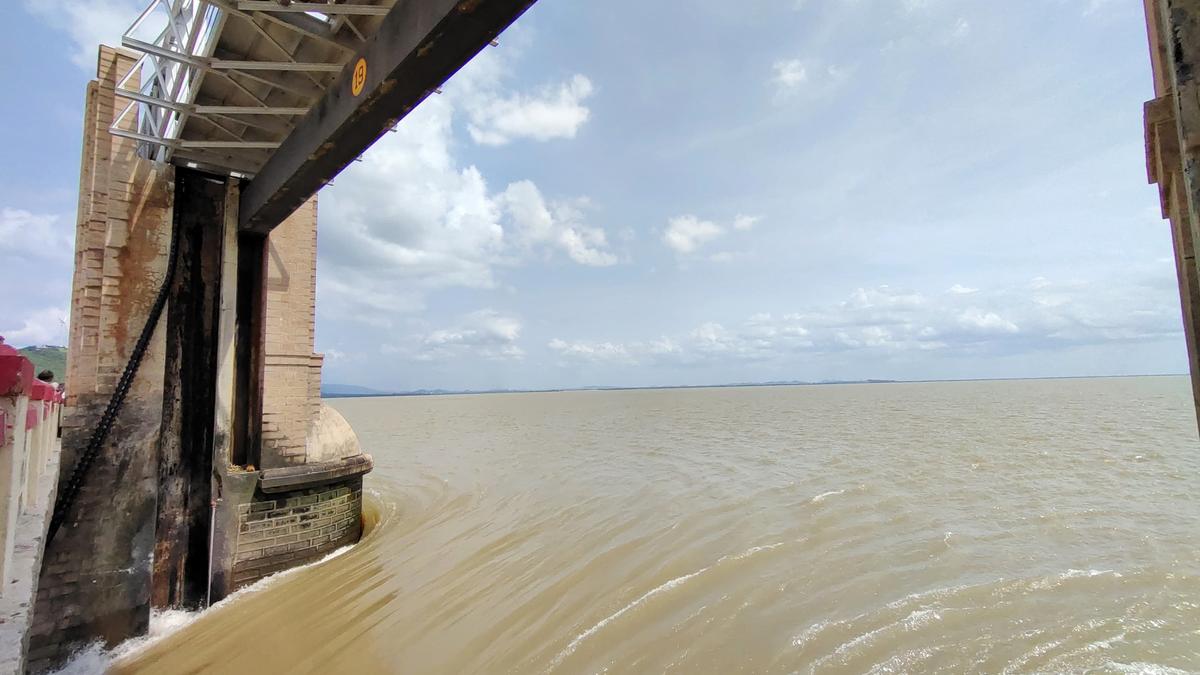 Efforts on to fix TB dam crest gate without colossal wastage of water