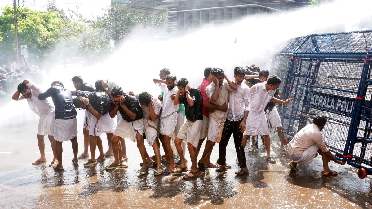Kannur ITI clash: KSU march seeking arrest of SFI activists turns violent, police use water canons against protesters