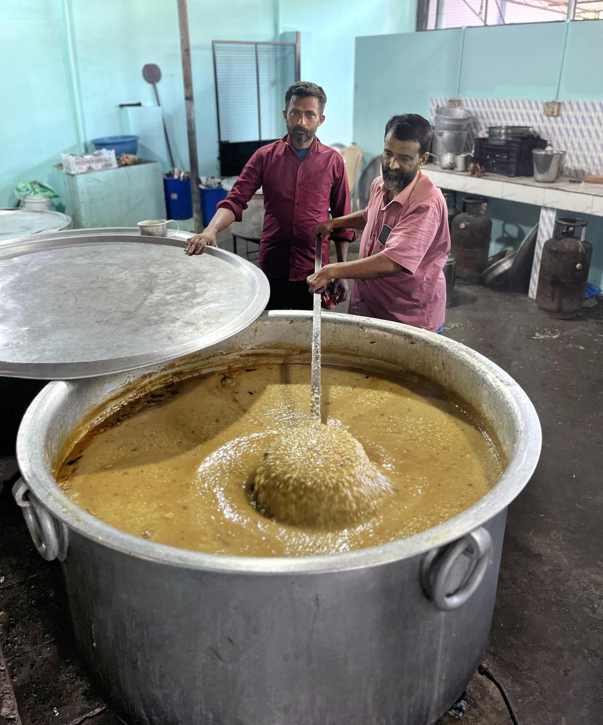 అబ్దుల్ మజీద్ తన సహాయకుడితో కలిసి వల్లక్కడవు మసీదు వద్ద నోంబు కంజిని కదిలించాడు