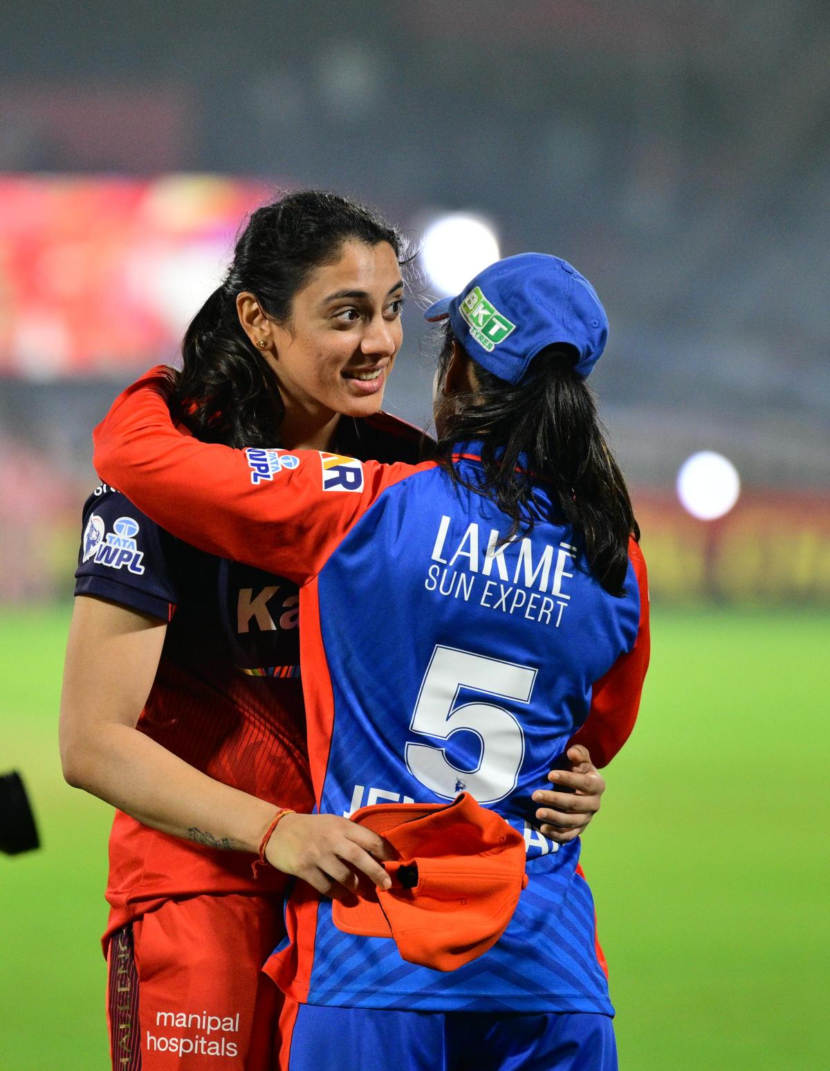 La capitana del RCB, Smriti Mandhana, con la capitana de Delhi Capital, Jemimah Rodrigues, después de la final de la WPL 2026 en el estadio Kotambi, Vadodara, Gujarat, el jueves 5 de febrero de 2026.