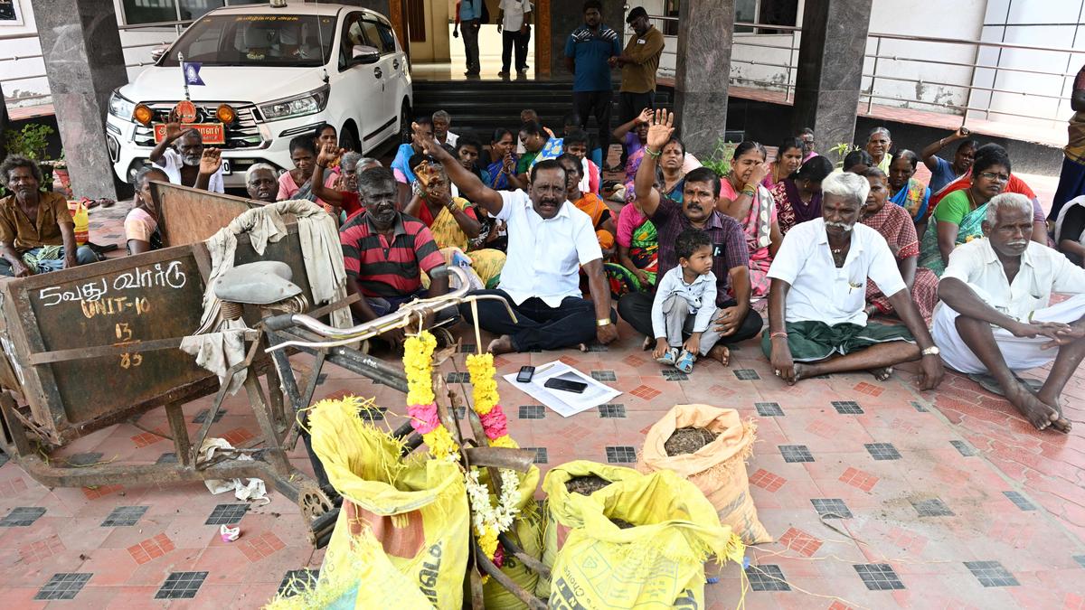 DMK councillor garlands broken-down garbage collection vehicle; stages dharna on Tirunelveli Corporation premises