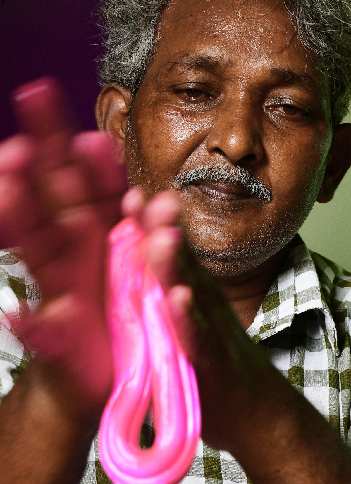 Thavalingam, shows how jow mittai is made. He adds lemon juice to sugar syrup and lets the concoction boil till he attains a certain consistency. He then pulls the resulting semi solid by hand and adds food colour