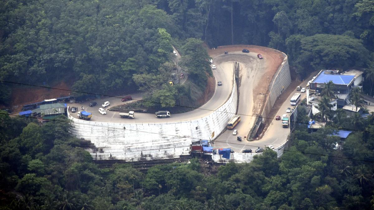 https://th-i.thgim.com/public/incoming/9fkj2z/article65378473.ece/alternates/LANDSCAPE_1200/18ki-Thamarassery%20Ghat%20road.JPG