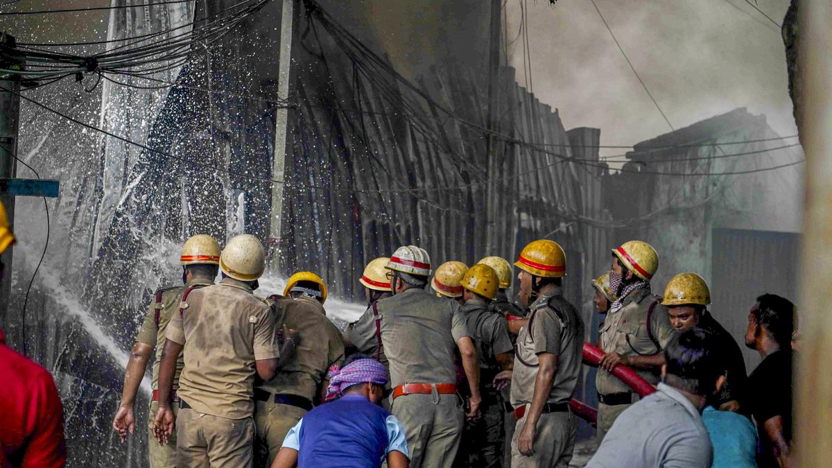 Massive fire at Dhapa’s motor oil factory in Kolkata