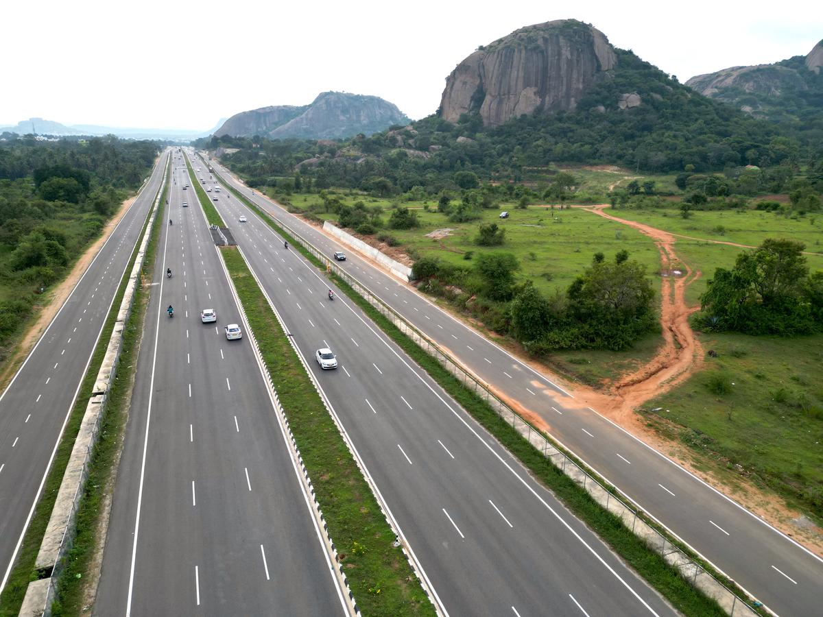 De Ramanagaram-ringweg die deel uitmaakt van de nieuw gebouwde 119 km lange Bengaluru - Mysuru-snelweg.