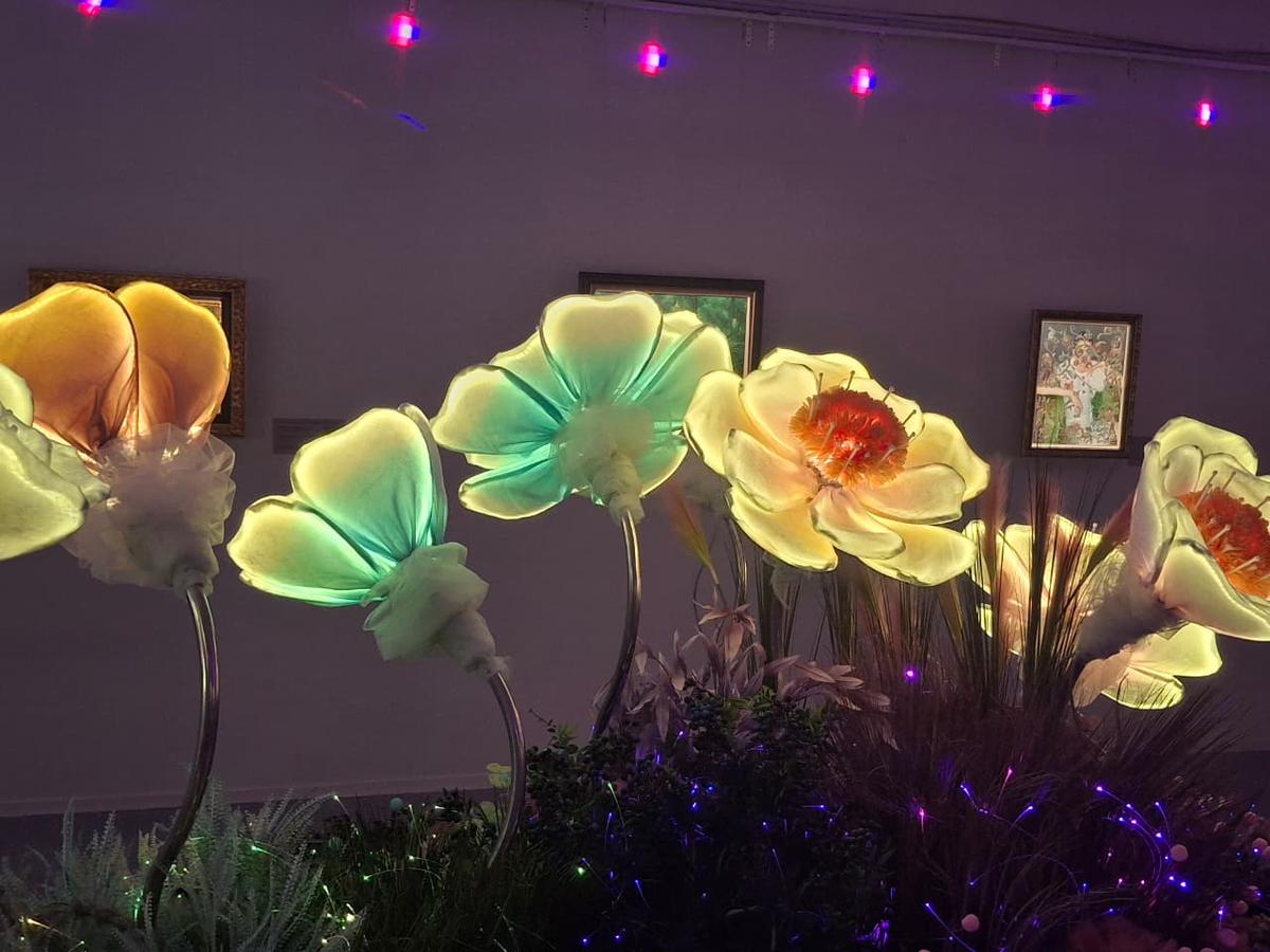 निकास सफ़रोनोव द्वारा गति में कृत्रिम फूल।