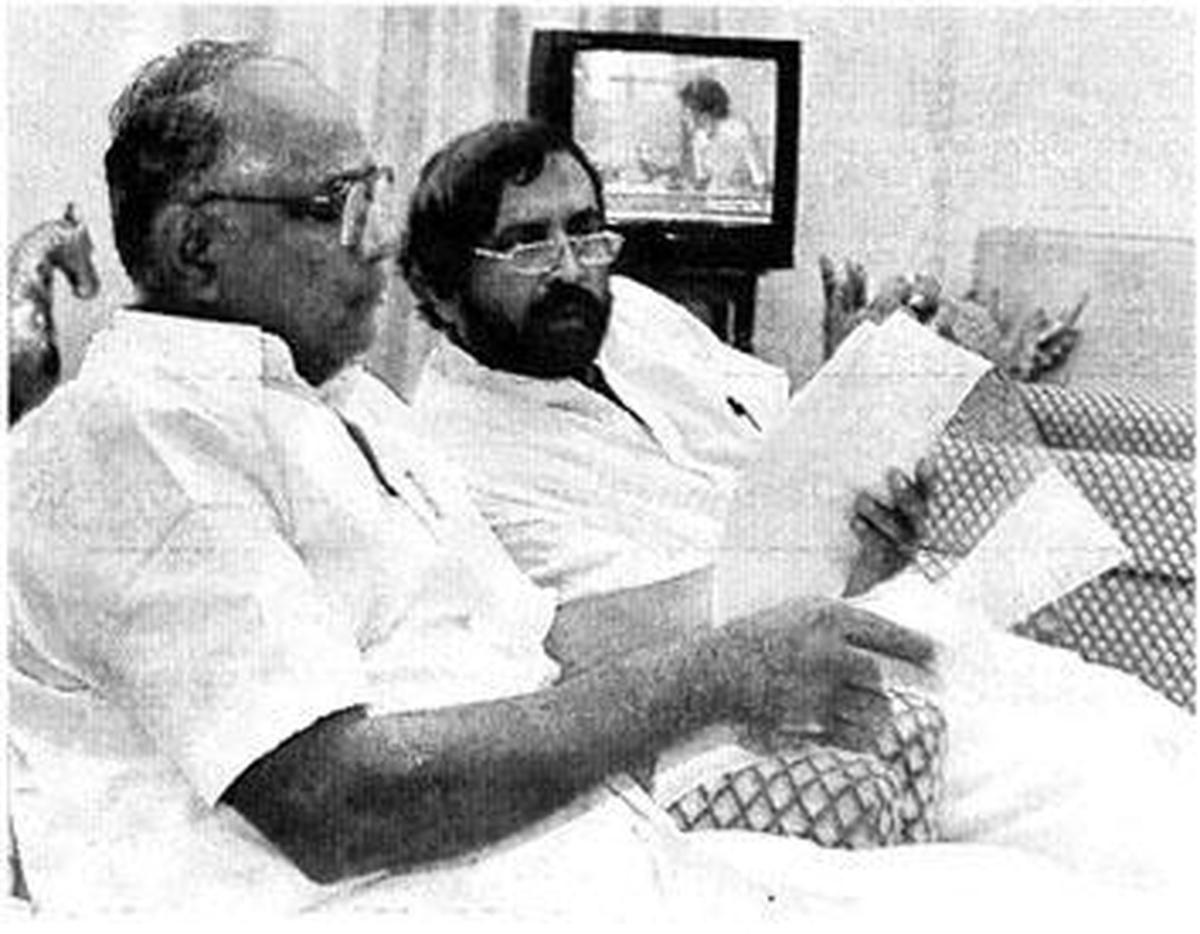 महाराष्ट्र के तत्कालीन मुख्यमंत्री, शरद पवार और कांग्रेस (आई) सांसद, सुरेश कलमाड़ी, बॉम्बे में पूर्व निवास पर चुनाव परिणामों का अध्ययन कर रहे थे।