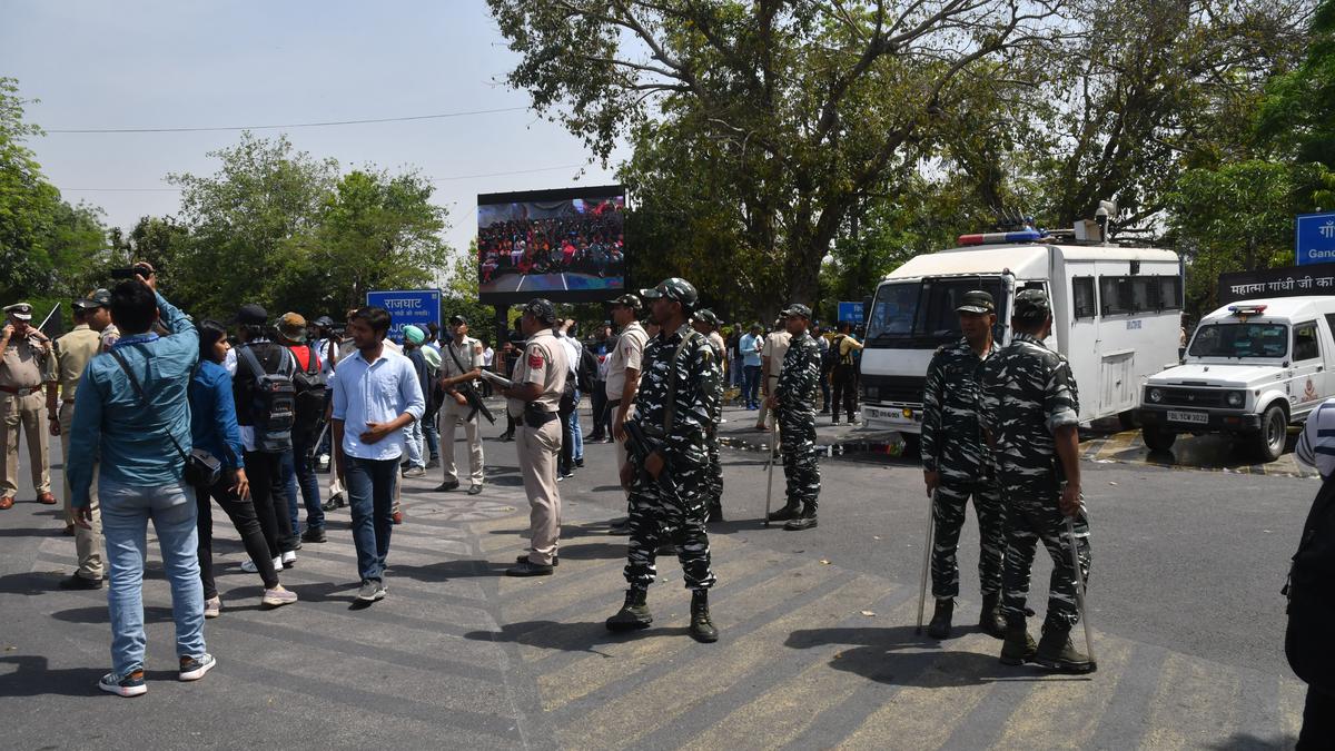 Over 100 protesting AAP workers detained as Kejriwal appears before CBI