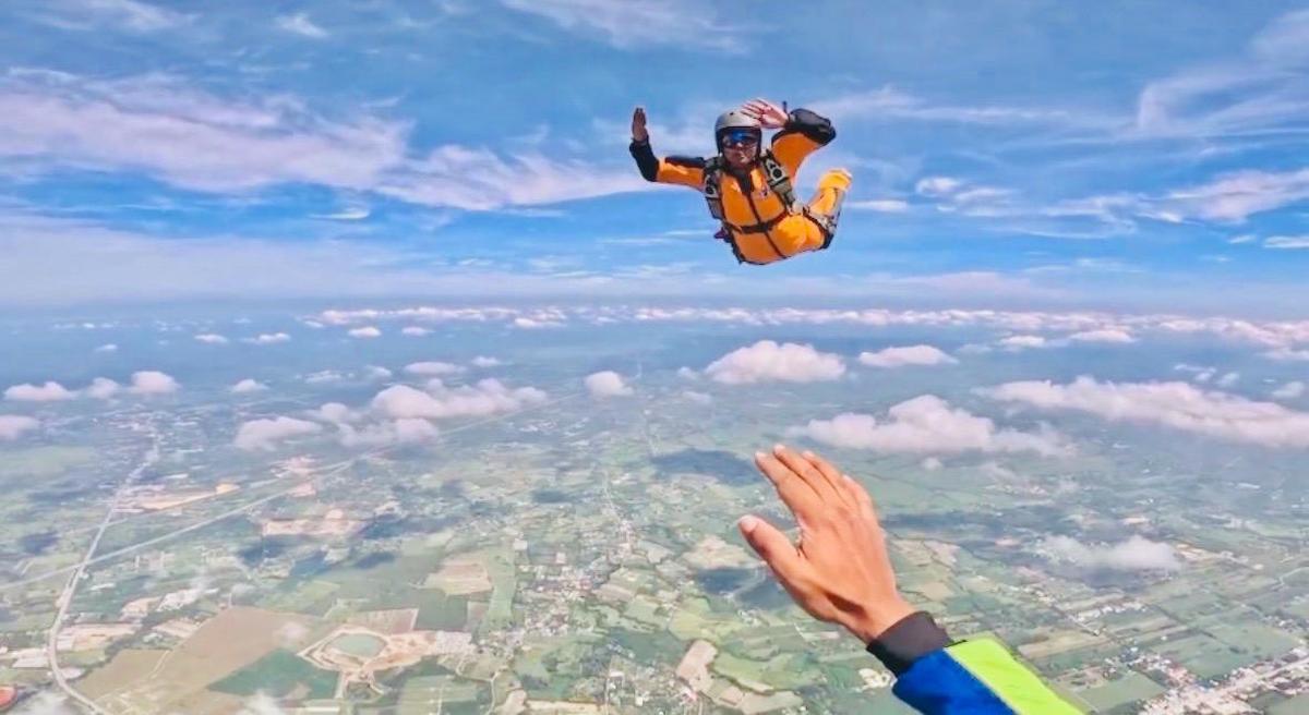 Divya Surepalli dari Visakhapatnam, skydiver wanita sipil berlisensi pertama di Andhra Pradesh.
