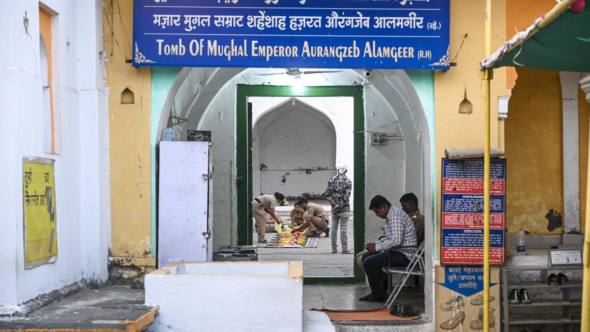 Aurangzeb, a polarisation gimmick – The Hindu