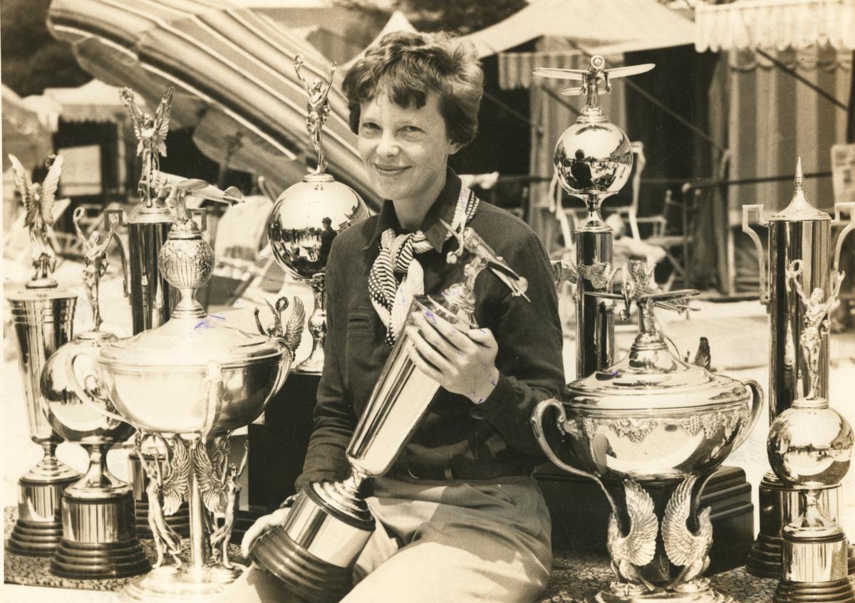 Earhart, vista aquí con los trofeos de los que hizo su selección para presentar a los ganadores en las carreras aéreas nacionales de 1936, tenía muchos récords a su nombre. Earhart, vista aquí con los trofeos de los que hizo su selección para presentar a los ganadores en las carreras aéreas nacionales de 1936, tenía muchos récords a su nombre.