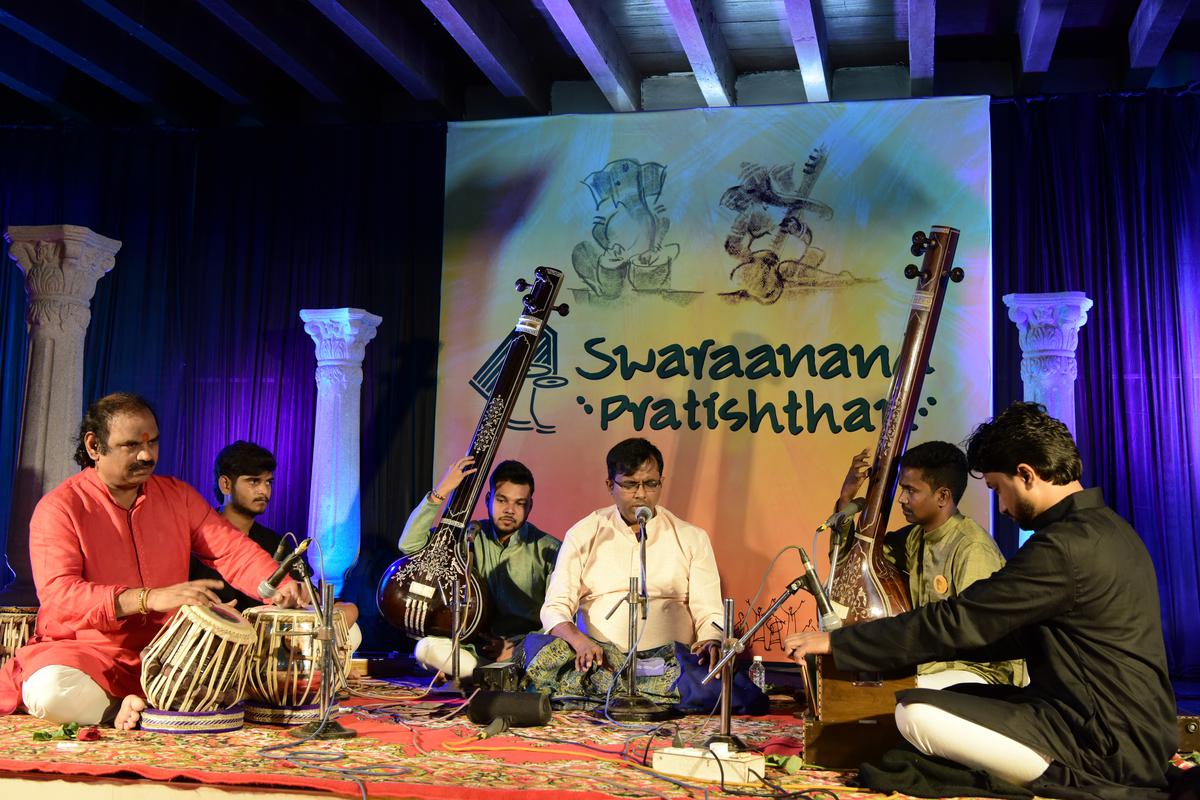 Cantando por Ravikiran Manipal durante o festival de música noturno em Mangaluru no domingo.
