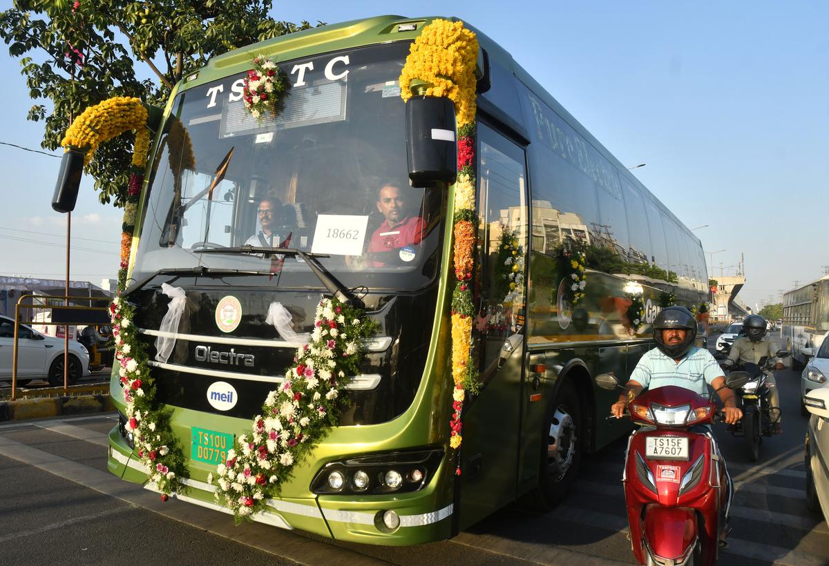 TSRTC యొక్క ఇంటర్ సిటీ “ఇ-గరుడ” బస్సు ఒక్కో ఛార్జీకి 325 కి.మీ.  కొత్త ఎలక్ట్రిక్ ఏసీ బస్సులను హైదరాబాద్-విజయవాడ సెక్టార్‌లో నడపనున్నారు.