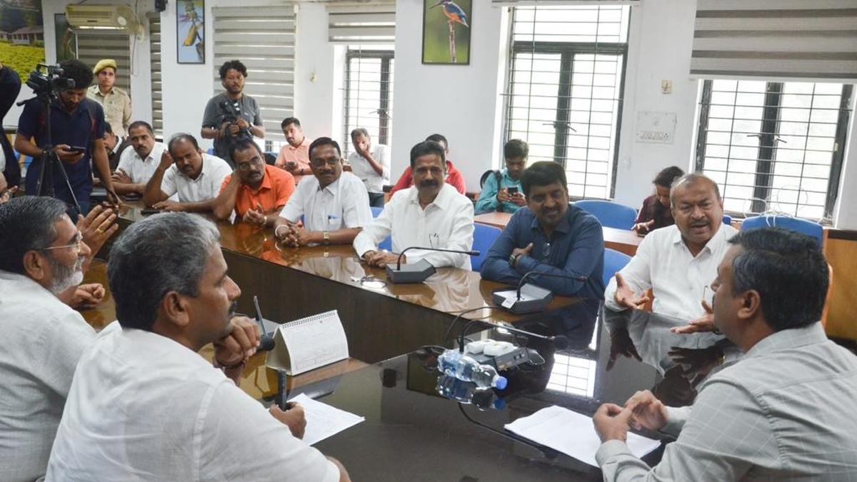 Shivamogga district BJP complains to Deputy Commissioner against police