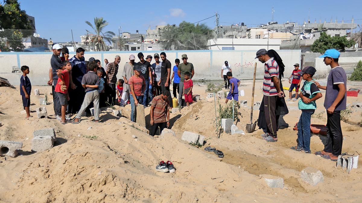 As Gaza toll crosses 40,000, corpses are buried in yards and tiered graves