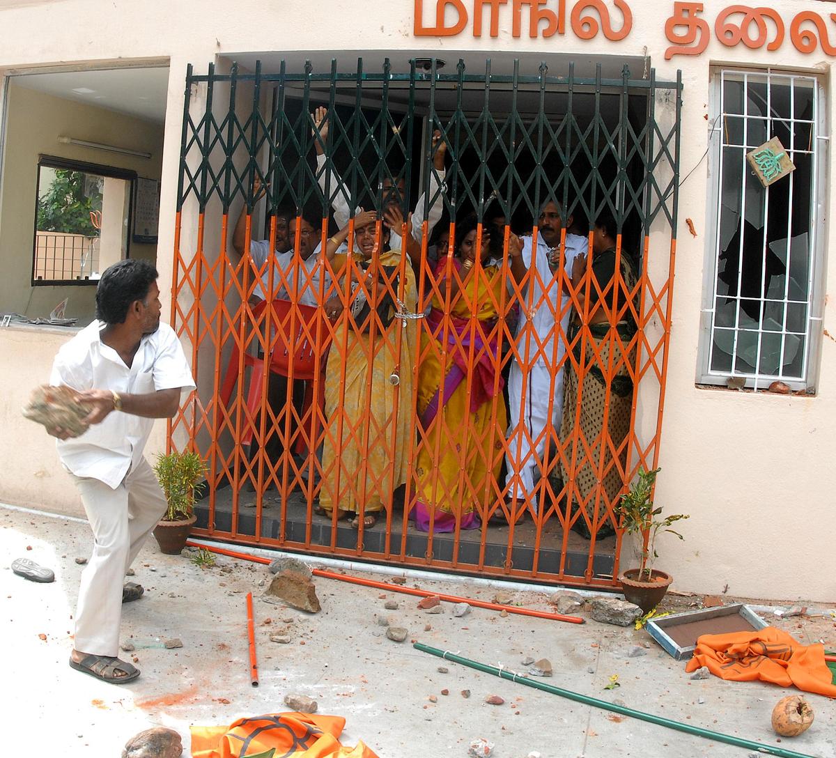DMK cadres hurling stones at Kamalalayam on September 23, 2007