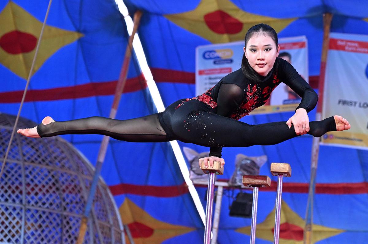 Um artista realizando proezas no Bingo Circus em Vepagunta em Visakhapatnam.