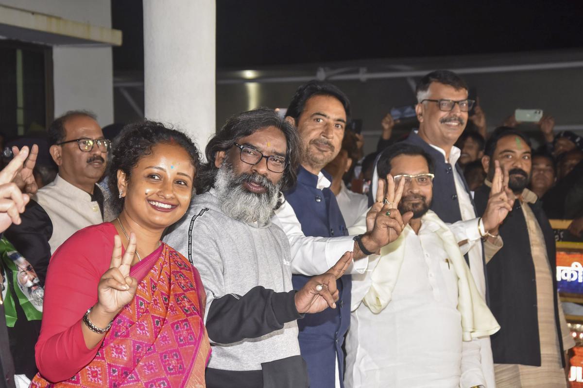 Jharkhand Chief Minister Hemant Soren with his wife and JMM leader Kalpana Soren, Congress’ Jharkhand in-charge Ghulam Ahmad Mir, and others during a press conference as JMM-led INDIA bloc secured victory in the Jharkhand Assembly elections.