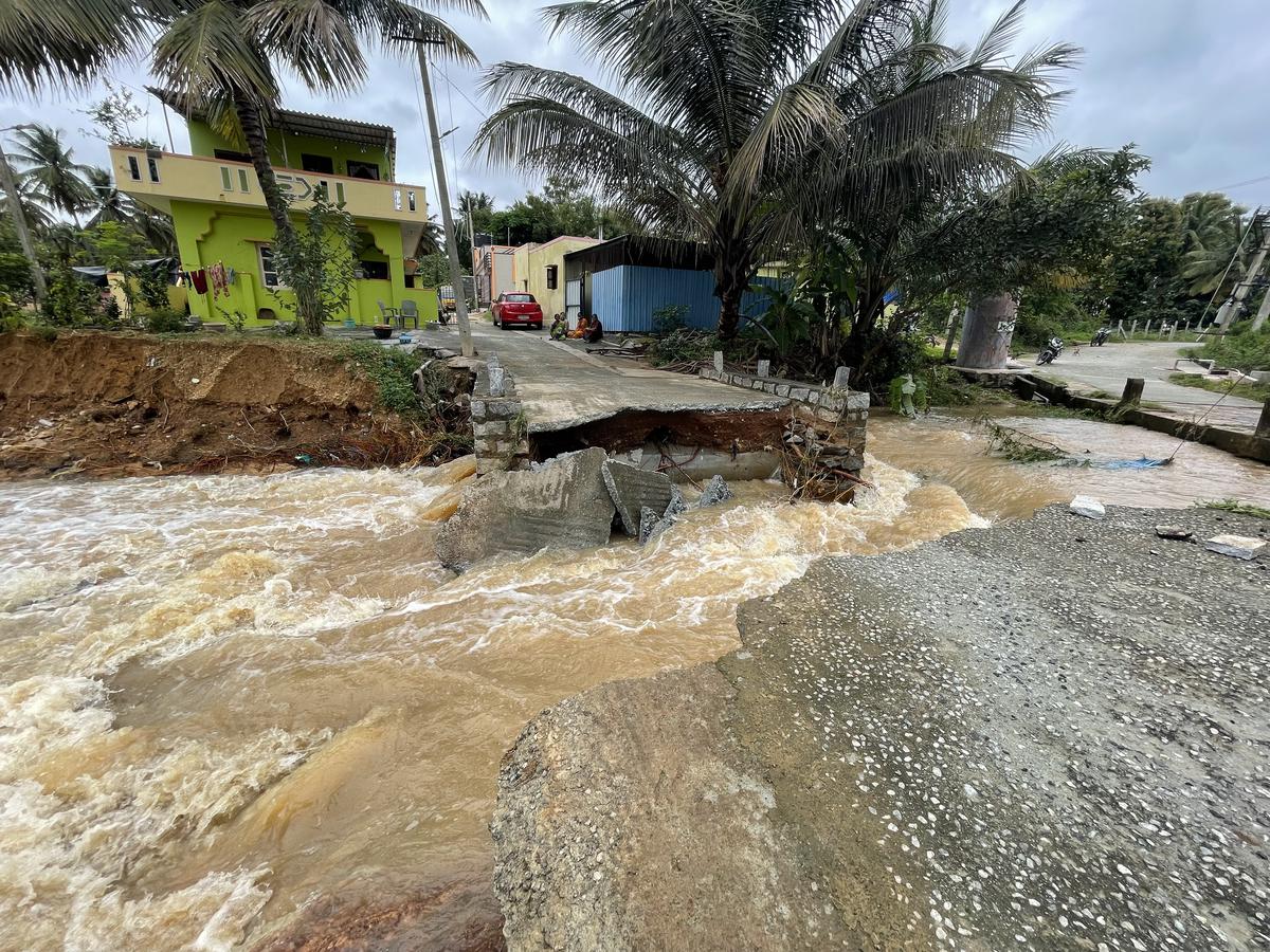 Massive flooding off the Bengaluru-Mysuru road after the Inorapalya lake breached the banks on August 27.