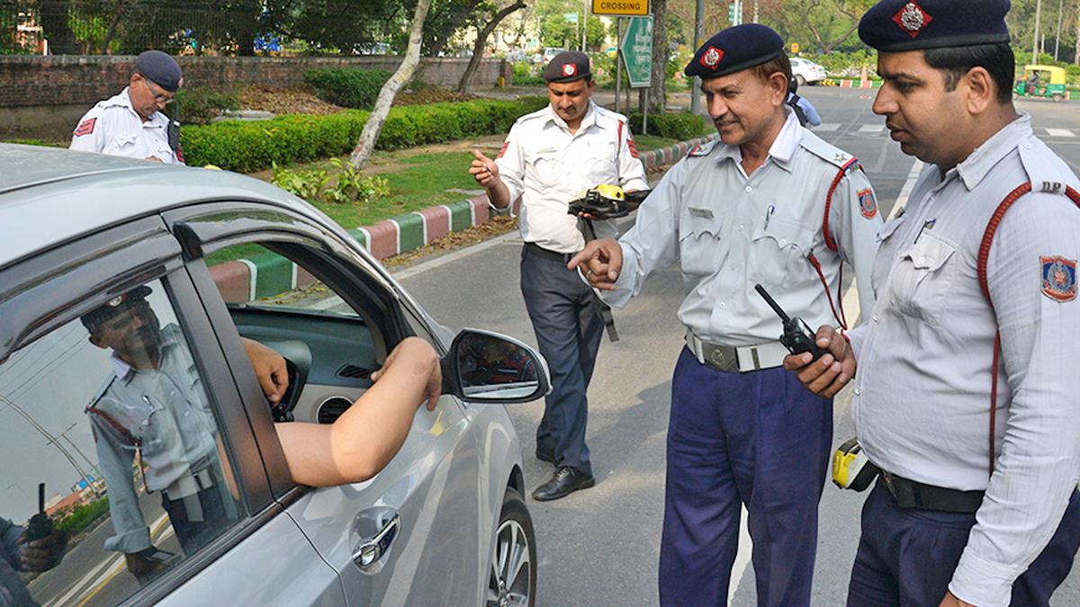 दिल्ली पुलिस की कॉन्सटेबल भर्ती परीक्षा में घोटाला, एक ही शख्स की फोटो मिली  तीन उम्मीदवारों के एडमिट कार्ड पर | Scam in Delhi Police constable  recruitment exam ...