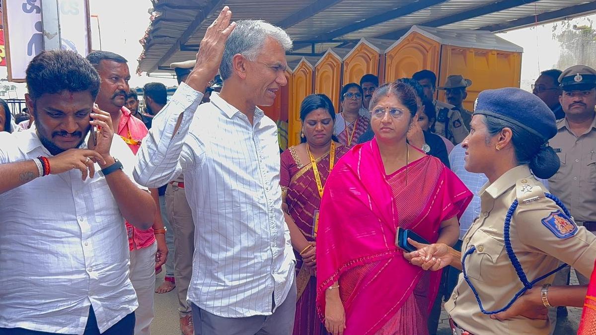 Minister gets into crowd management as more than 6.4 lakh persons visit Hasanamba temple in Hassan for annual festival since October 10