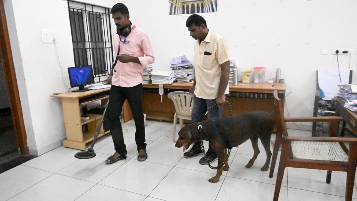 Hoax bomb threat to Erode Collectorate