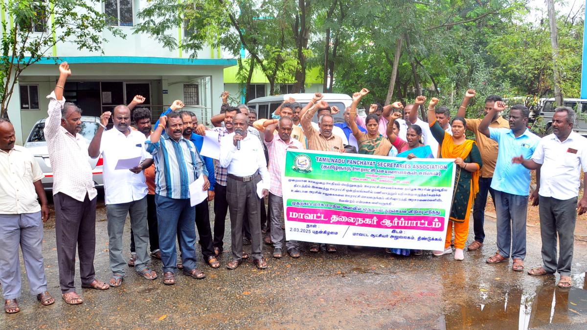 Panchayat Secretaries stage demonstration in Dindigul