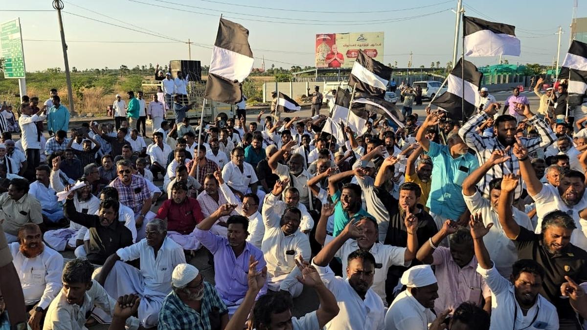 MMK cadre lay siege to toll plaza demanding removal of Nanguneri tollgate