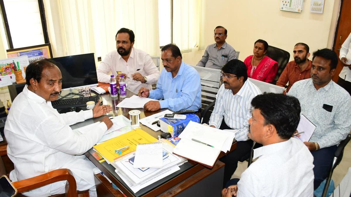 Act promptly on drinking water, fodder issues, MLA Allamaprabhu Patil tells officials
