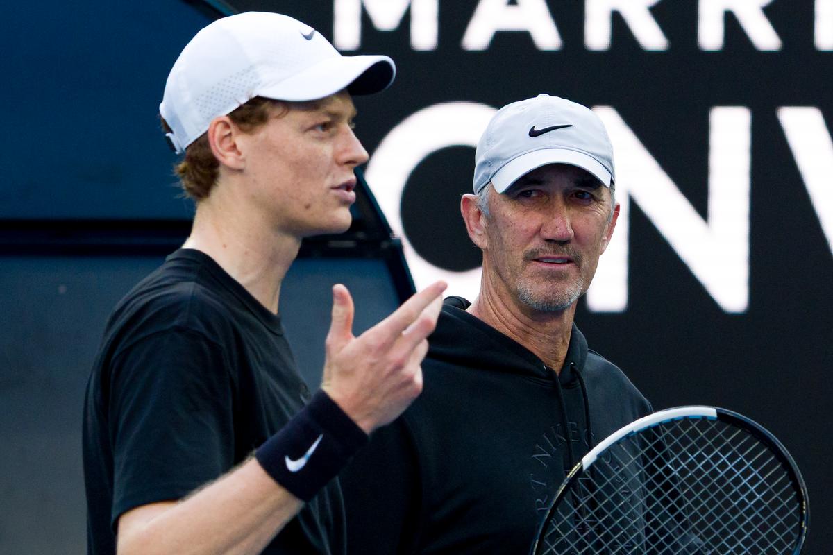 Entrenador y abogado: Darren Cahill defendió públicamente a Jannik Sinner tras las revelaciones de las dobles violaciones de dopaje del entonces No. 1 del mundo, y su absolución.