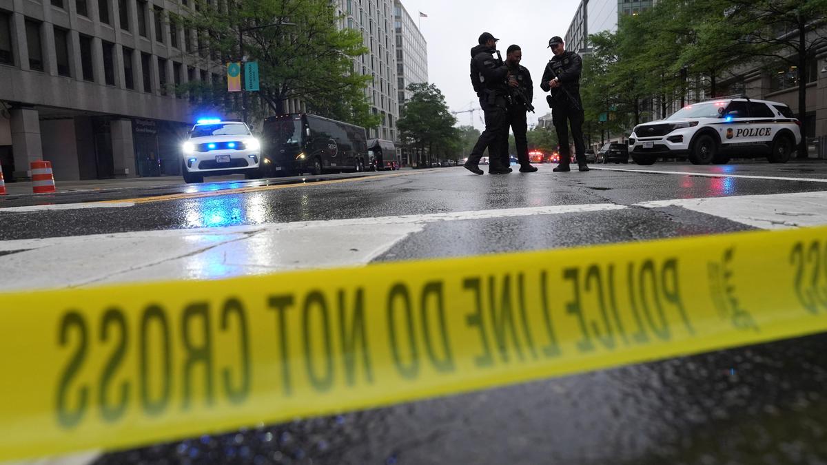 Suspect dead after approaching White House checkpoint with weapon, says U.S. Secret Service