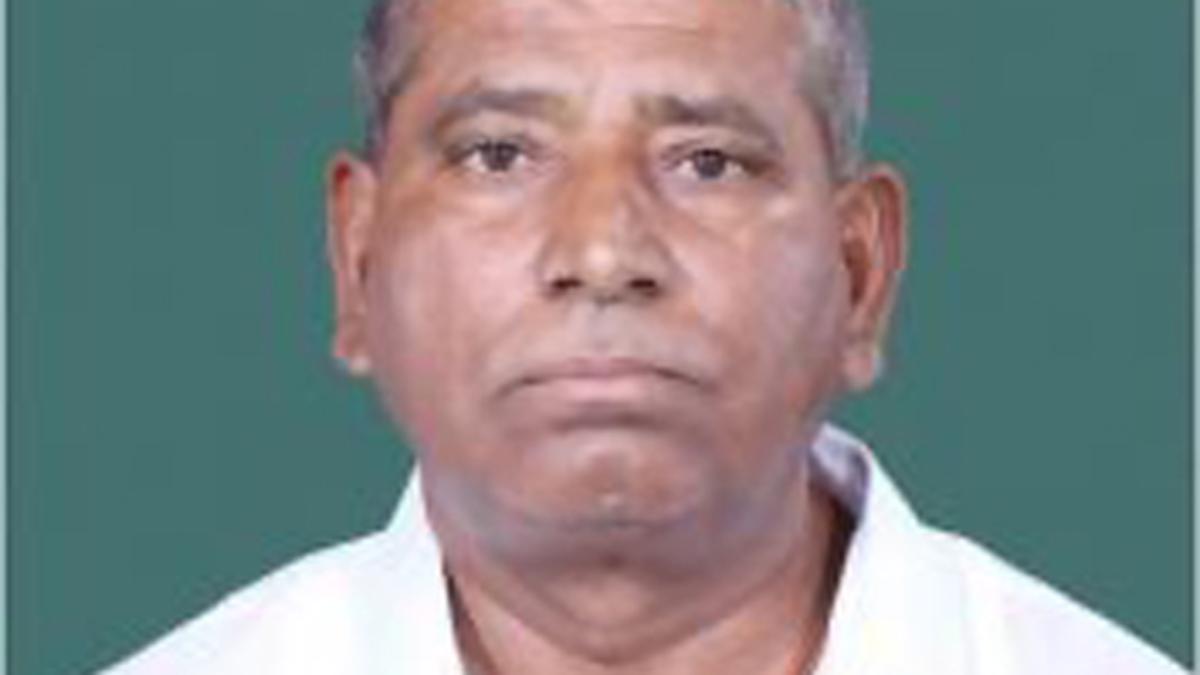 Karadi Sanganna quits BJP; speculated to join Congress