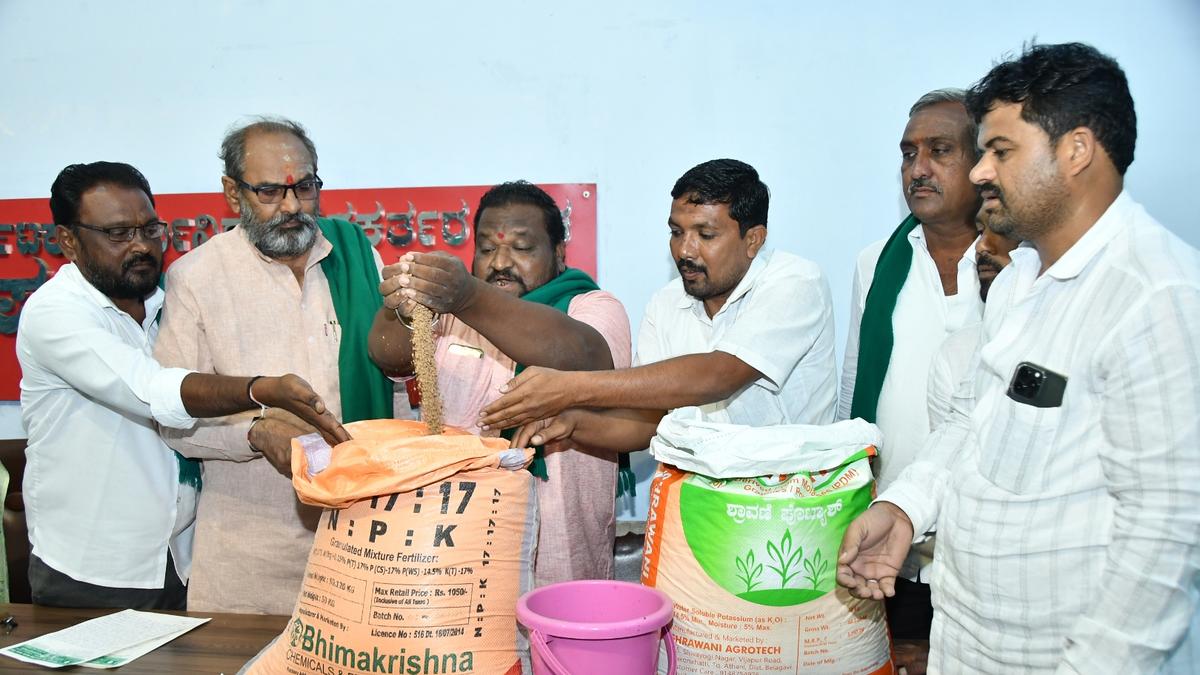 Farmers being sold bags of soil in the name of fertiliser in Kalaburagi, allege KRRS leaders