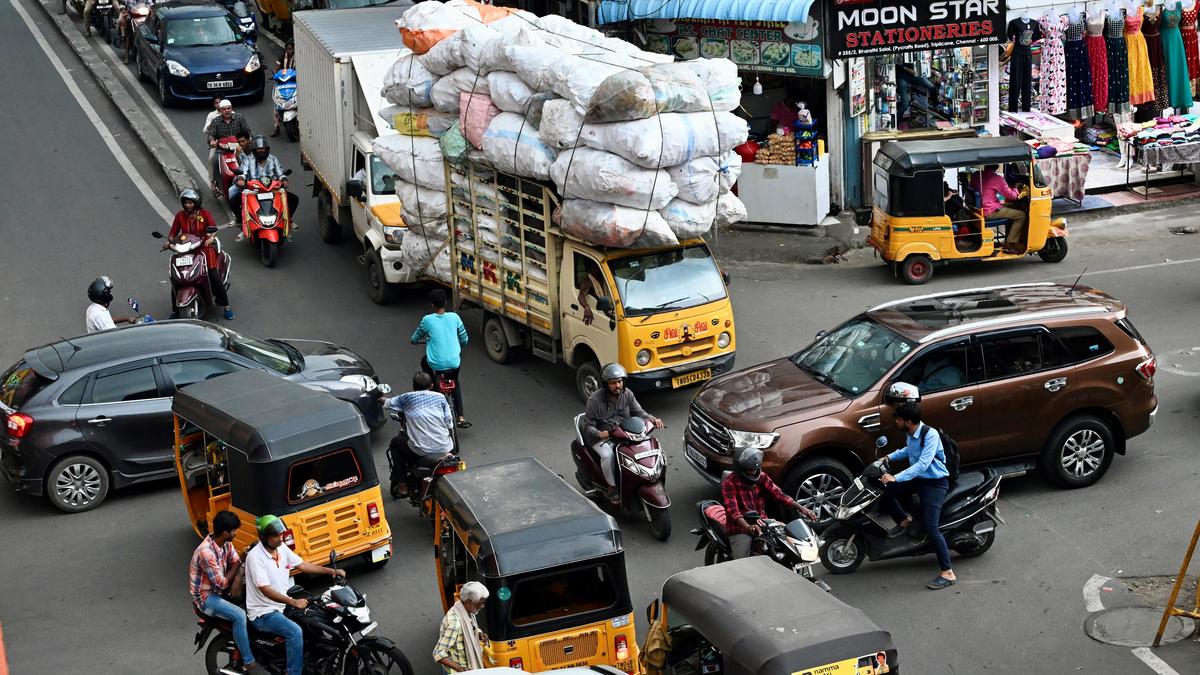 Smoothen sharp corners at congested junctions before launching adaptive traffic control system, residents tell Corporation