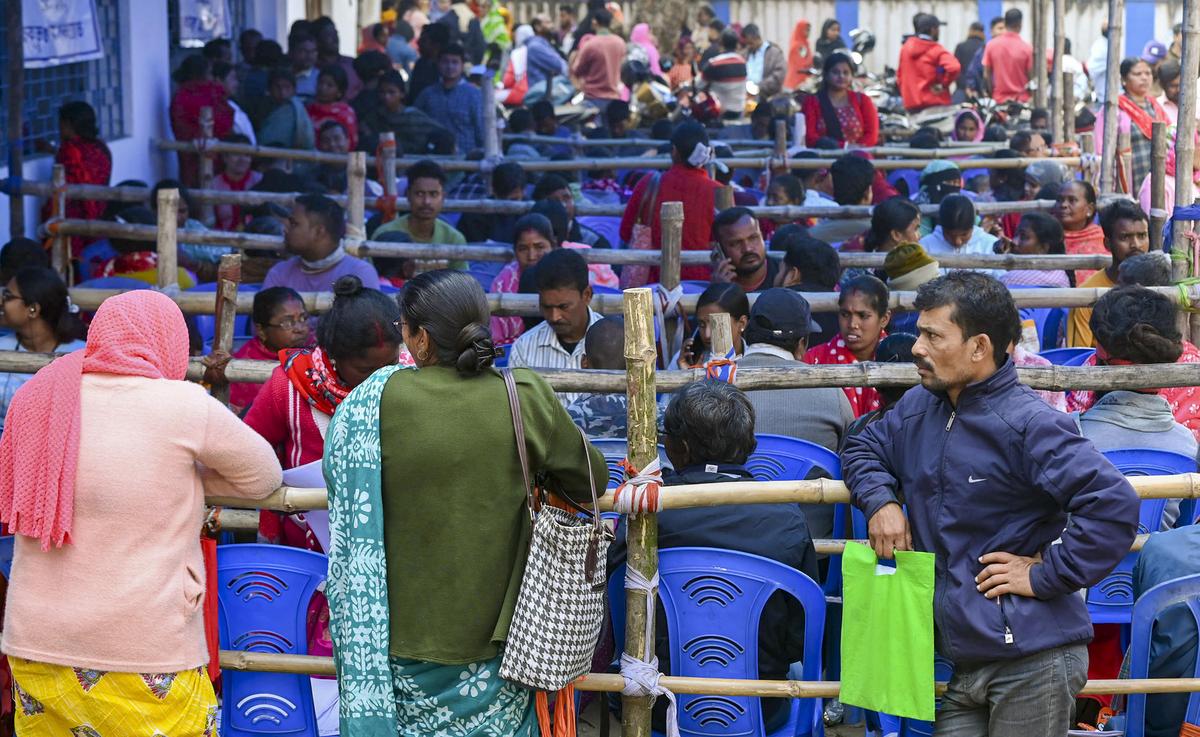 La gente espera en colas en un centro durante las audiencias bajo la Revisión Intensiva Especial (SIR) de los padrones electorales, en Balurghat, distrito de Dakshin Dinajpur, Bengala Occidental, el martes 20 de enero de 2026. La gente espera en colas en un centro durante las audiencias bajo la Revisión Intensiva Especial (SIR) de los padrones electorales, en Balurghat, distrito de Dakshin Dinajpur, Bengala Occidental, el martes 20 de enero de 2026.