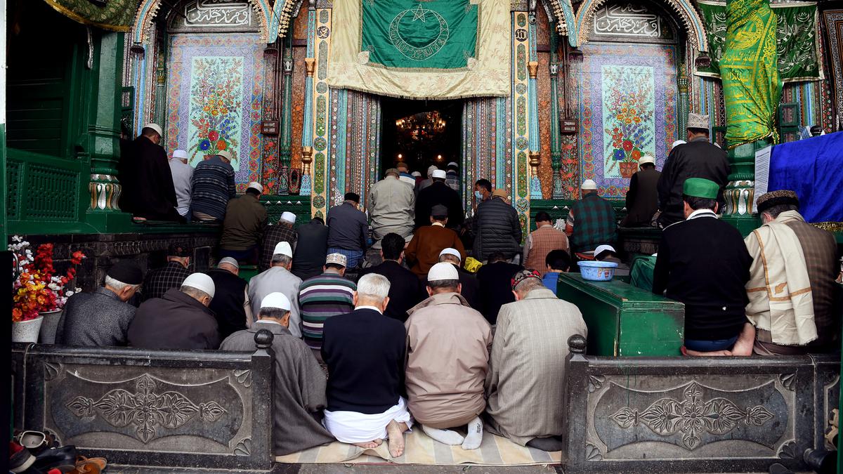 Kashmir’s religious scholars end moonsighting controversy, say ‘Eid to be celebrated together’
