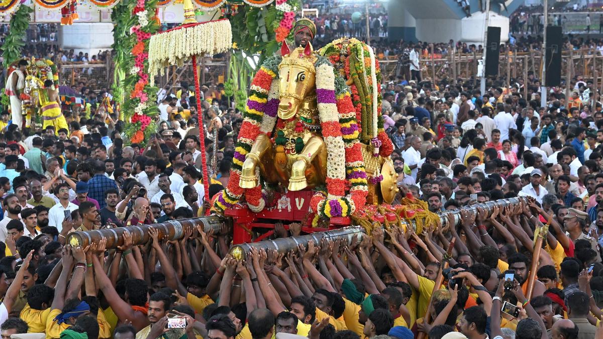 Lord Kallazhagar enters the Vaigai amid sea of humanity