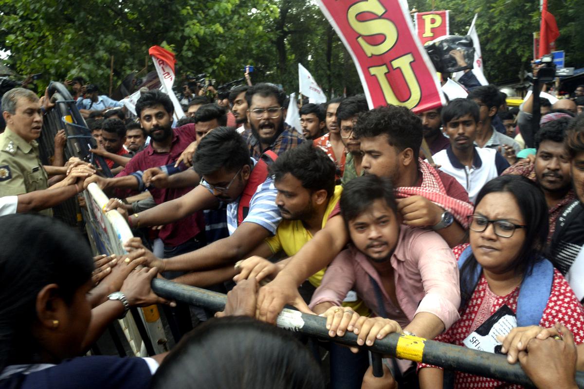 Supporters of a Left­wing students union in a scuffle with police outside Jadavpur University.