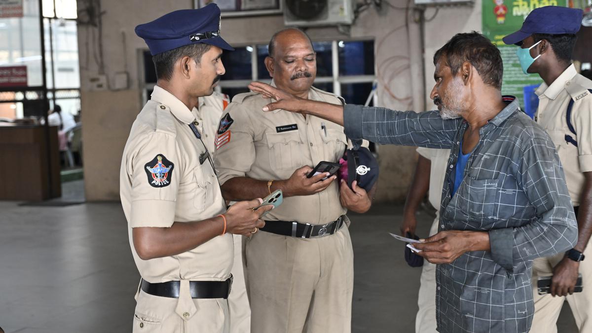 Beggars, vagabonds attack RTC staff at Pandit Nehru Bus Station, two injured