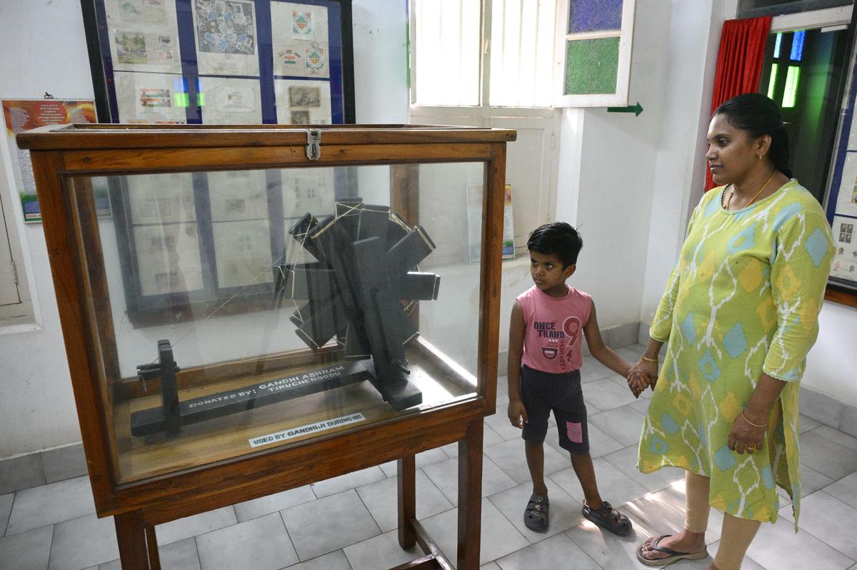 O charka (roda giratória) usado por Mahatma Gandhi durante sua visita a Salem em 1934, exibido no museu de filatelia em Hasthampatti